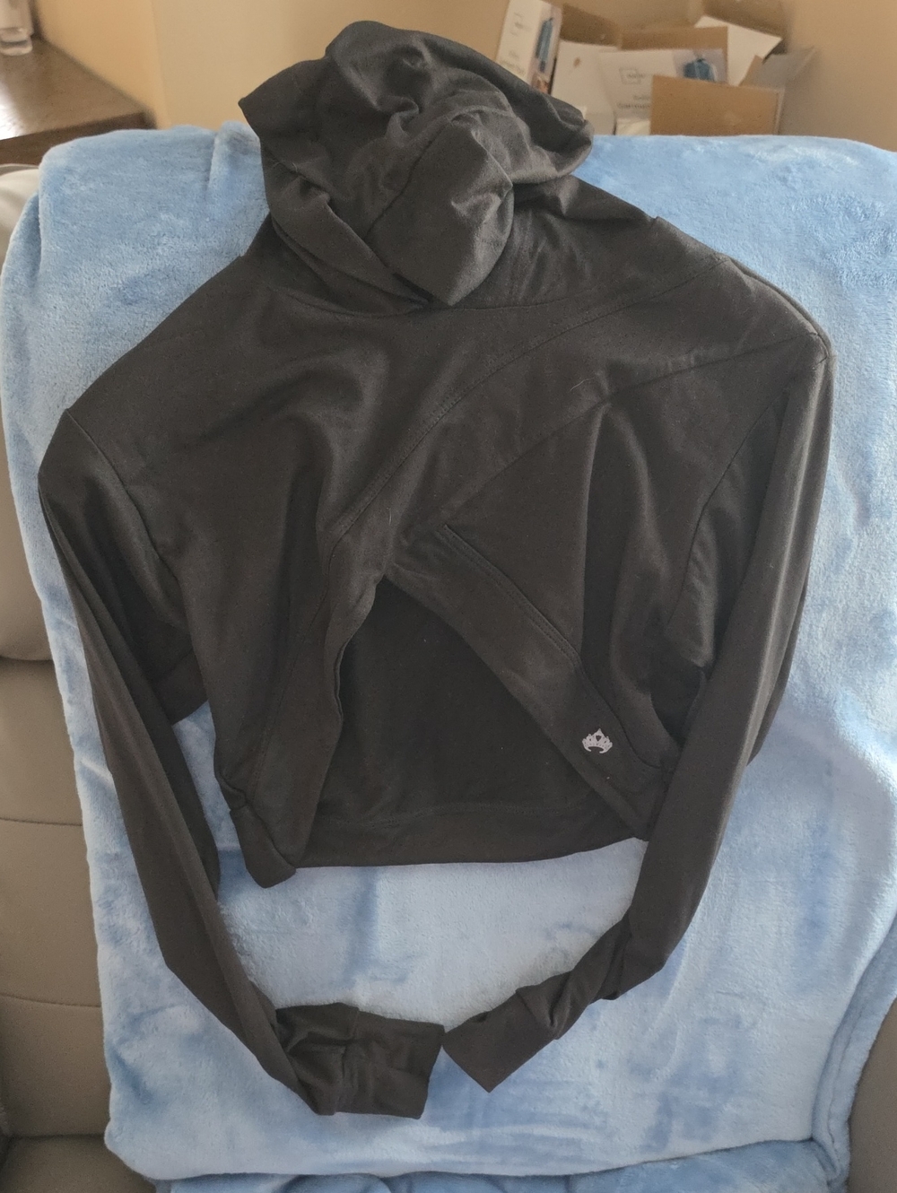 Black Women's Hooded Yoga Top - Sleek Cropped Active Design